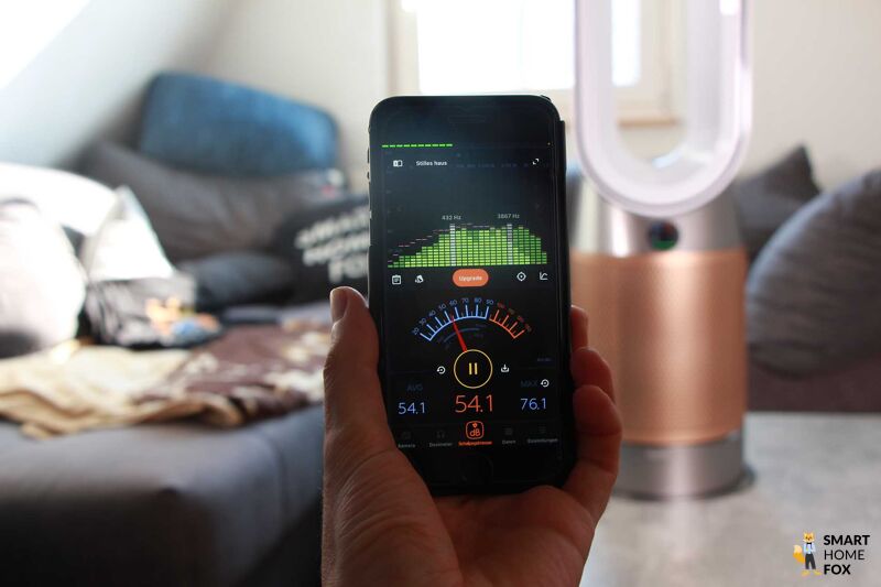 Der Dyson Purifier Hot+Cool Formaldehyde HP09 arbeitet auf Lüfterstufe 10 und die Lautstärkemessung auf dem Smartphone entspricht 54,1 Dezibel.